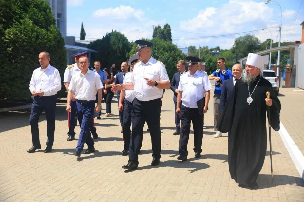 Кондратьев поздравил сотрудников Госавтоинспекции и вручил им награды Кондратьев поздравил сотрудников Госавтоинспекции и вручил им награды