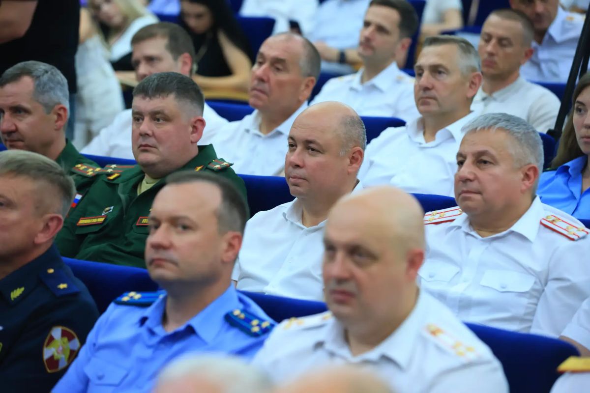 Вениамин Кондратьев наградил лучших сотрудников Госавтоинспекции региона Вениамин Кондратьев наградил лучших сотрудников Госавтоинспекции региона