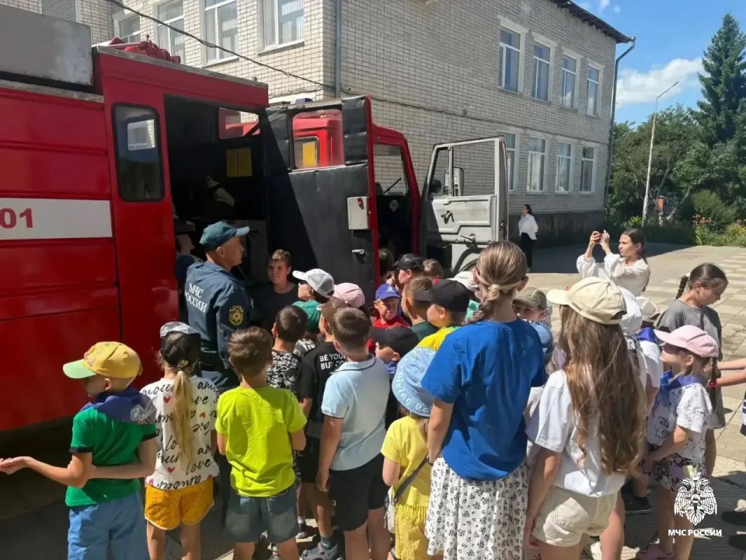 Огонь не прощает ошибок: пожарные провели урок безопасности в СОШ № 30 пгт Мостовской