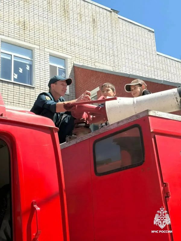 Огонь не прощает ошибок: пожарные провели урок безопасности в СОШ № 30 пгт Мостовской Огонь не прощает ошибок: пожарные провели урок безопасности в СОШ № 30 пгт Мостовской