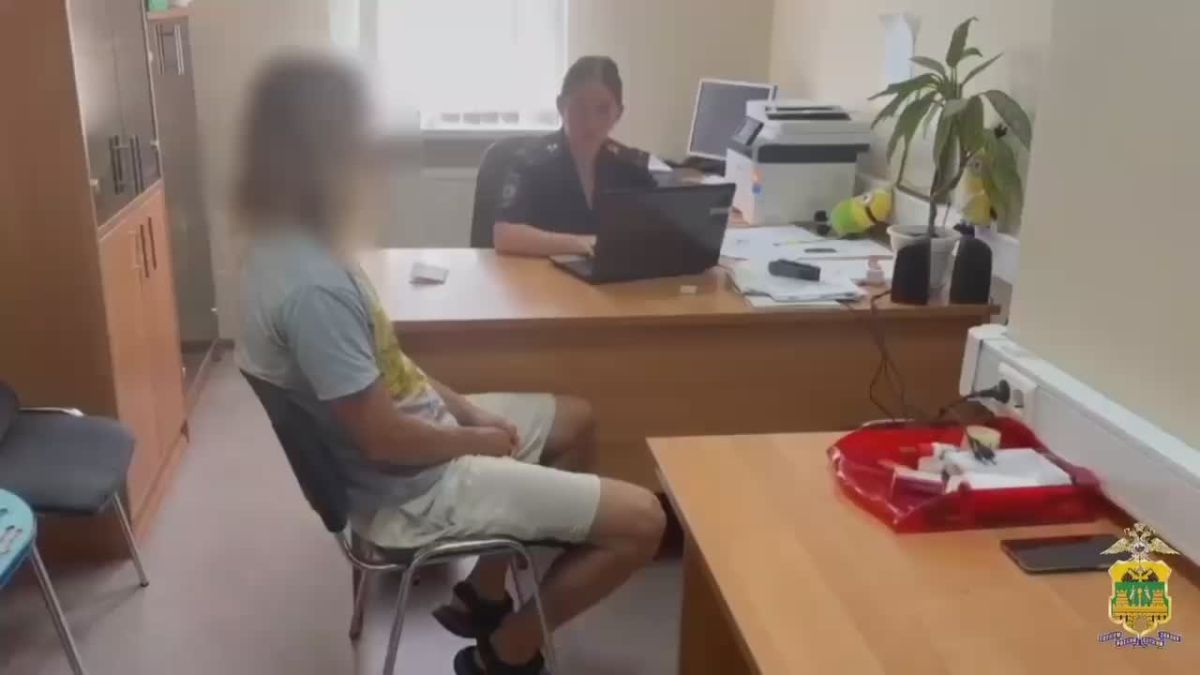 Нес младенца вниз головой, чтобы успокоить