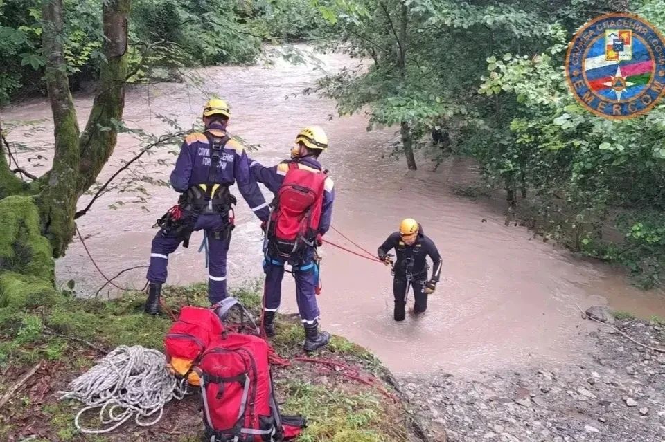 В Сочи спасли четырех туристов, оказавшихся в ловушке из-за подъема воды в реке