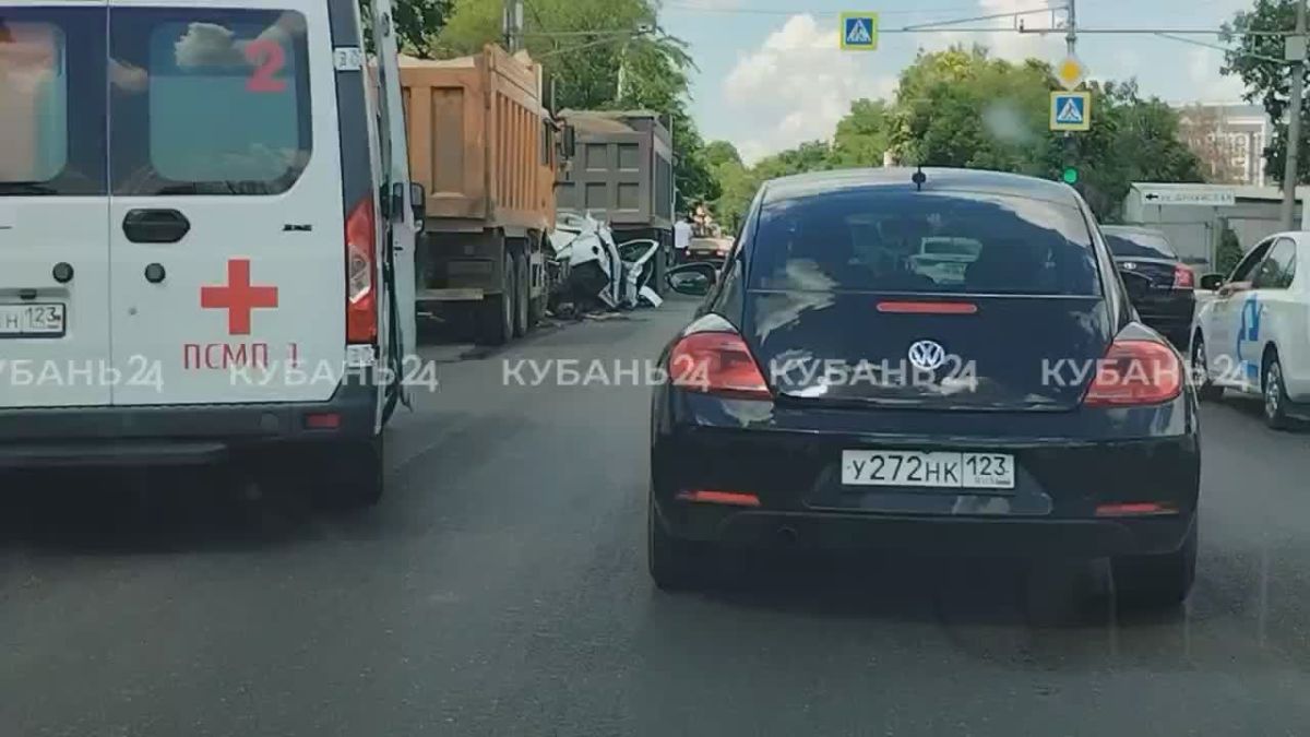 Легковушку сплющило между двумя грузовиками в Краснодаре, водитель погиб