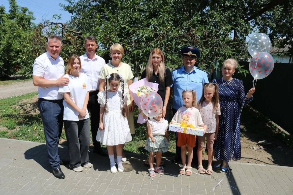 Руководство прокуратуры Гулькевичского района накануне Дня семьи, любви и верности поздравили семьи участников специальной военной операции с праздником Руководство прокуратуры Гулькевичского района накануне Дня семьи, любви и верности поздравили семьи участников специальной военной операции с праздником