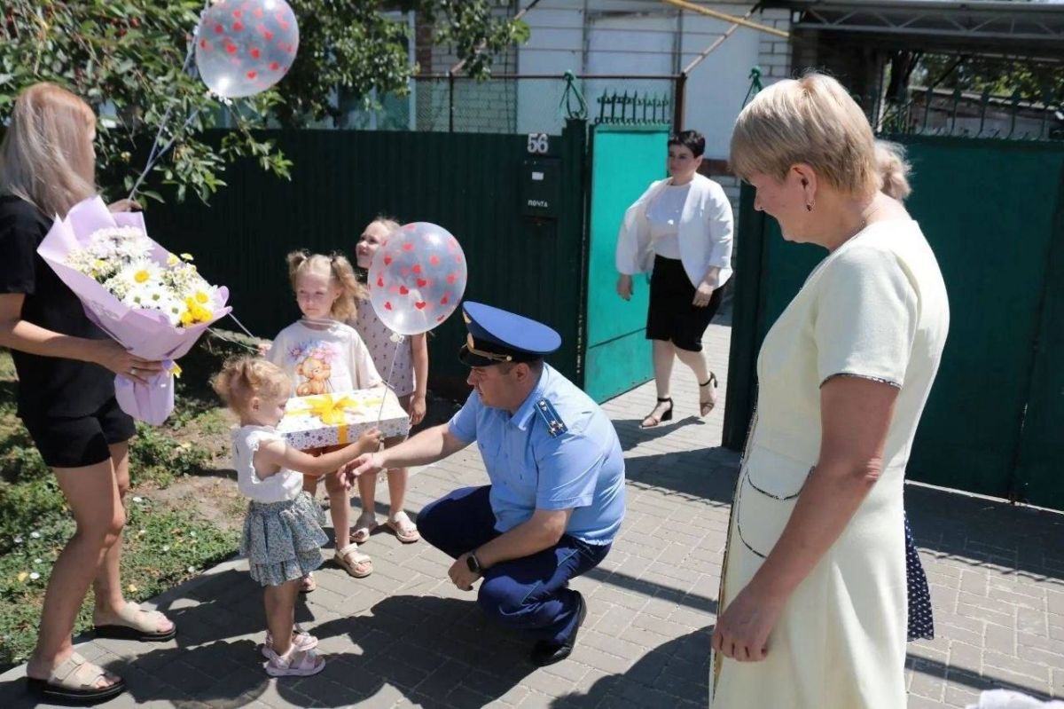 Руководство прокуратуры Гулькевичского района накануне Дня семьи, любви и верности поздравили семьи участников специальной военной операции с праздником