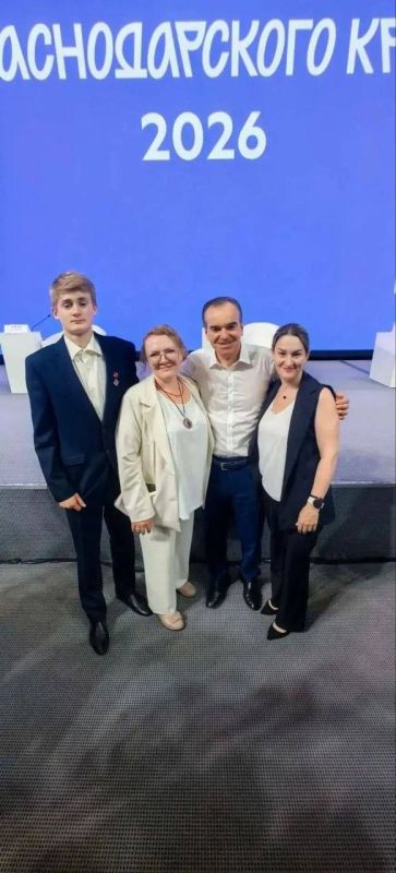 Школьников из Туапсе наградили знаком «Горячее сердце» за спасение людей из огня Школьников из Туапсе наградили знаком «Горячее сердце» за спасение людей из огня