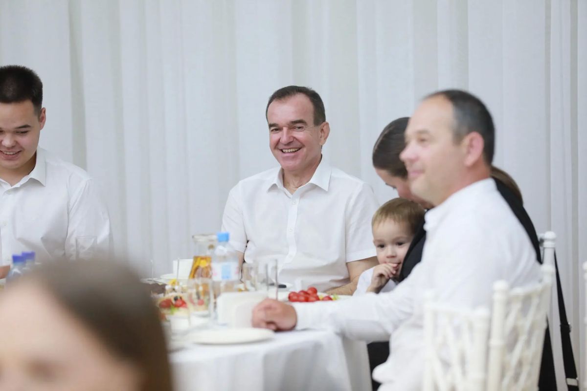 Вениамин Кондратьев: Вместе с митрополитом Екатеринодарским и Кубанским Василием вручили медали «Родительская доблесть» нашим многодетным семьям Вениамин Кондратьев: Вместе с митрополитом Екатеринодарским и Кубанским Василием вручили медали «Родительская доблесть» нашим многодетным семьям
