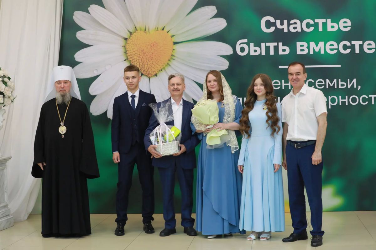 Вениамин Кондратьев вручил медали «Родительская доблесть» многодетным семьям Вениамин Кондратьев вручил медали «Родительская доблесть» многодетным семьям