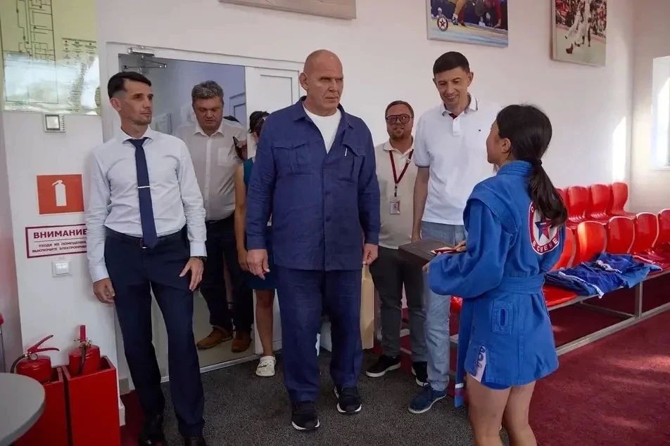 «Ребята, вы – часть большого, сложного, разноликого, многонационального государства», – с этими словами трёхкратный олимпийский чемпион Александр Александрович Карелин обратился к ребятам во время рабочего выезда во... «Ребята, вы – часть большого, сложного, разноликого, многонационального государства», – с этими словами трёхкратный олимпийский чемпион Александр Александрович Карелин обратился к ребятам во время рабочего выезда во...