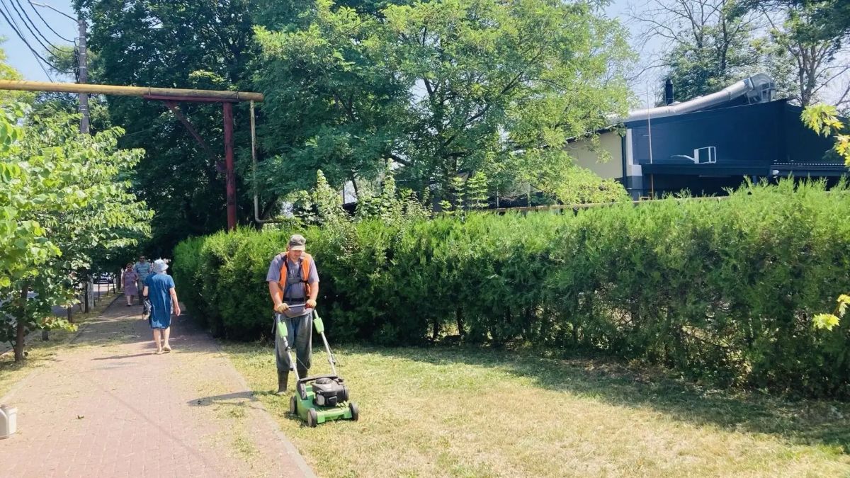Работы по покосу травы на городских территориях проводятся ежедневно Работы по покосу травы на городских территориях проводятся ежедневно