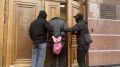 Мужчину и женщину задержали в Крыму за измену
