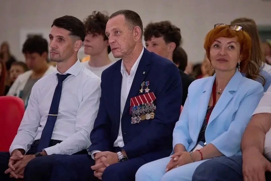«Ребята, вы – часть большого, сложного, разноликого, многонационального государства», – с этими словами трёхкратный олимпийский чемпион Александр Александрович Карелин обратился к ребятам во время рабочего выезда во... «Ребята, вы – часть большого, сложного, разноликого, многонационального государства», – с этими словами трёхкратный олимпийский чемпион Александр Александрович Карелин обратился к ребятам во время рабочего выезда во...
