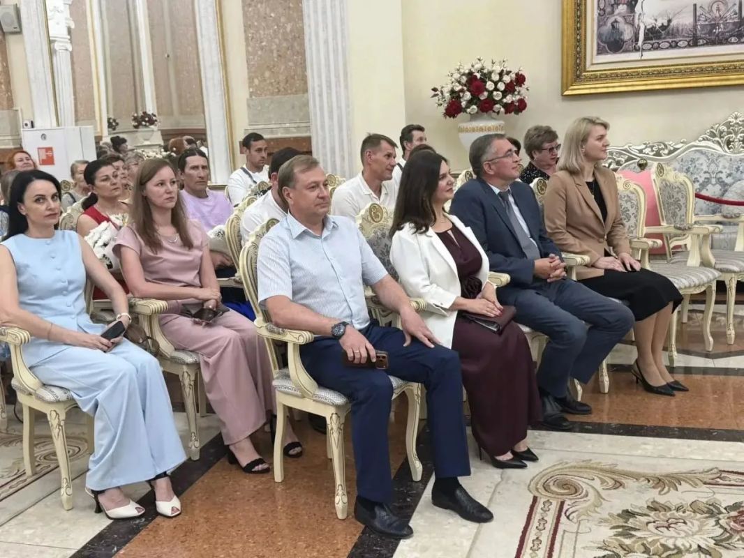В Екатерининском зале бракосочетания чествовали супружеские пары, прожившие вместе десятки лет В Екатерининском зале бракосочетания чествовали супружеские пары, прожившие вместе десятки лет