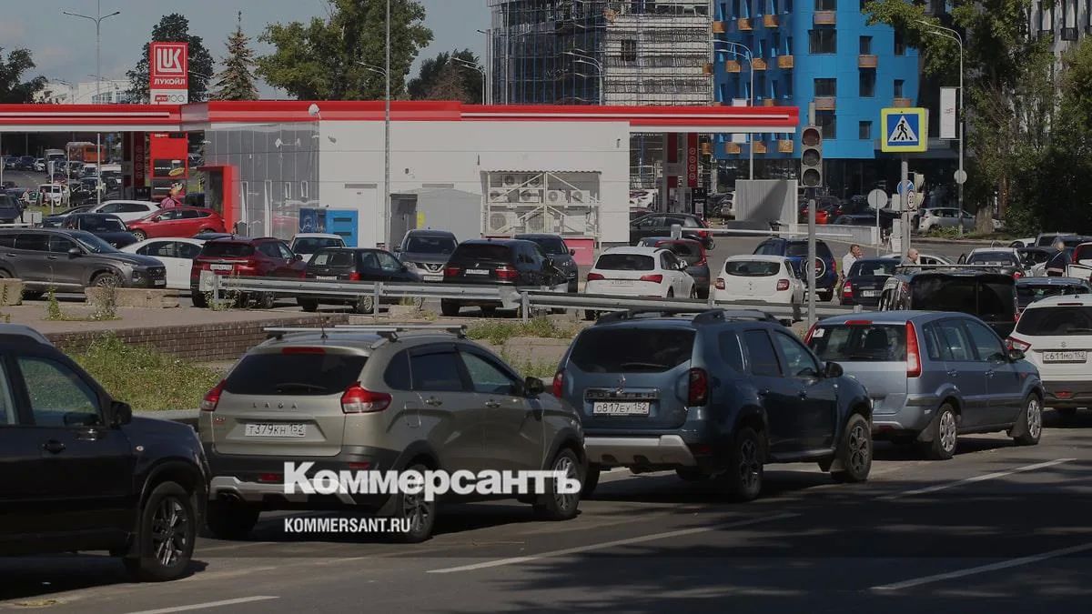 Ситуация с топливом в Крыму будет напряженной еще некоторое время, заявил глава Крыма Сергей Аксенов