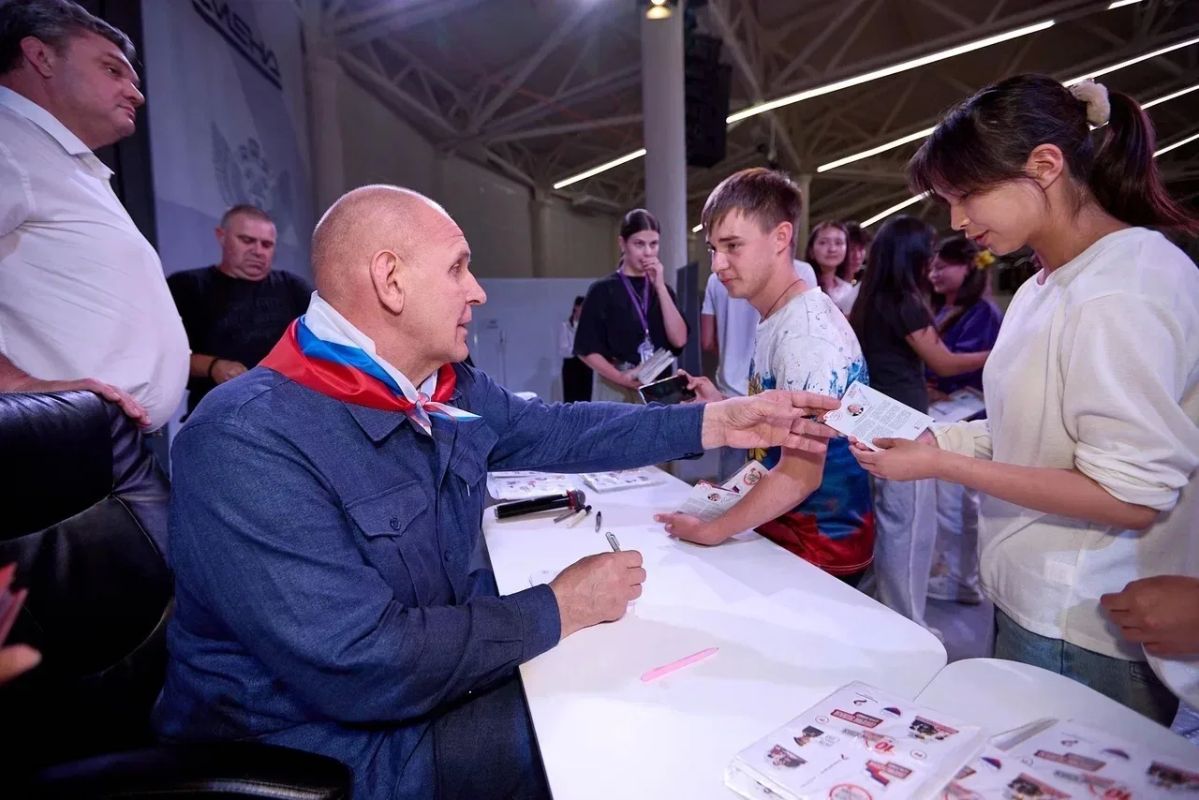 «Ребята, вы – часть большого, сложного, разноликого, многонационального государства», – с этими словами трёхкратный олимпийский чемпион Александр Александрович Карелин обратился к ребятам во время рабочего выезда во... «Ребята, вы – часть большого, сложного, разноликого, многонационального государства», – с этими словами трёхкратный олимпийский чемпион Александр Александрович Карелин обратился к ребятам во время рабочего выезда во...