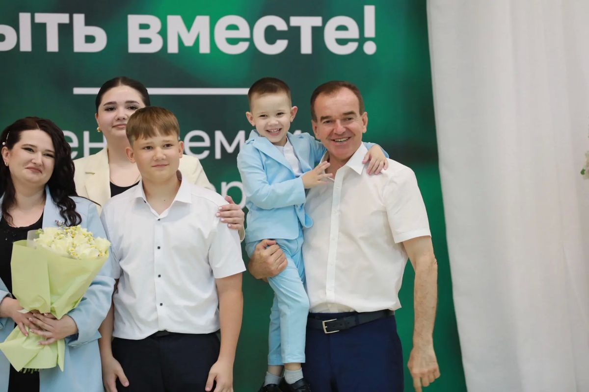 Вениамин Кондратьев: Вместе с митрополитом Екатеринодарским и Кубанским Василием вручили медали «Родительская доблесть» нашим многодетным семьям Вениамин Кондратьев: Вместе с митрополитом Екатеринодарским и Кубанским Василием вручили медали «Родительская доблесть» нашим многодетным семьям
