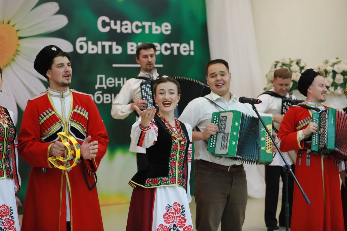 Вениамин Кондратьев вручил медали «Родительская доблесть» многодетным семьям Вениамин Кондратьев вручил медали «Родительская доблесть» многодетным семьям