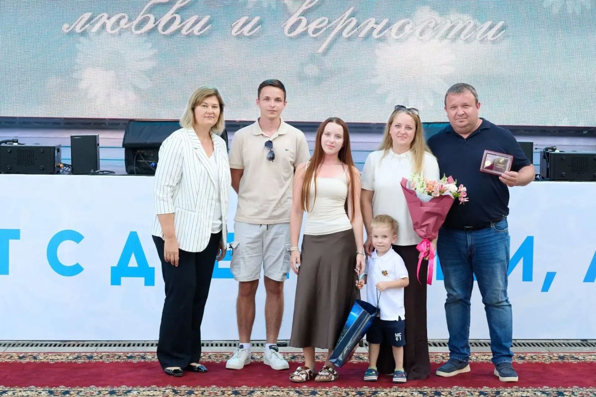 В Сочи в День семьи, любви и верности состоялось чествование супружеских пар В Сочи в День семьи, любви и верности состоялось чествование супружеских пар