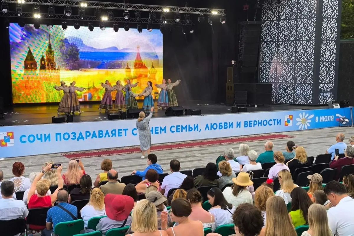 В Сочи в День семьи, любви и верности состоялось чествование супружеских пар В Сочи в День семьи, любви и верности состоялось чествование супружеских пар