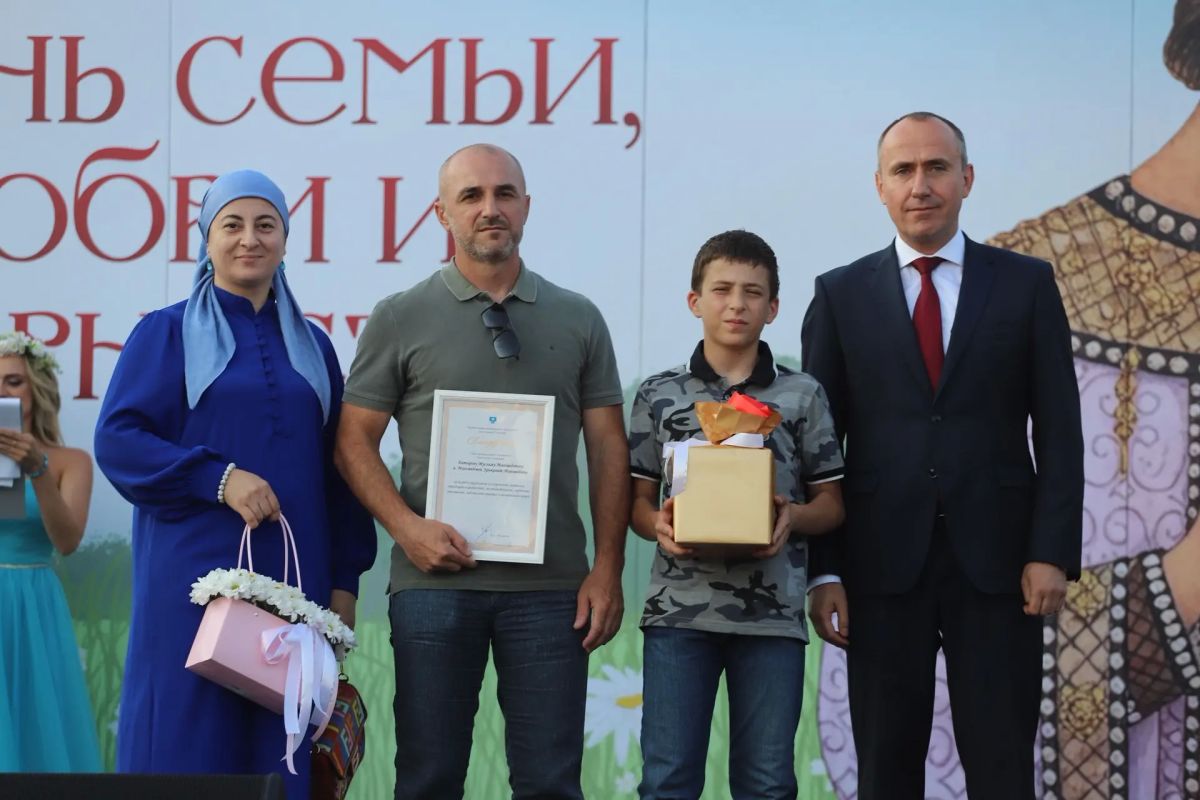 Алексей Богодистов: В Андреевском парке вместе с геленджичанами отметили День семьи, любви и верности Алексей Богодистов: В Андреевском парке вместе с геленджичанами отметили День семьи, любви и верности