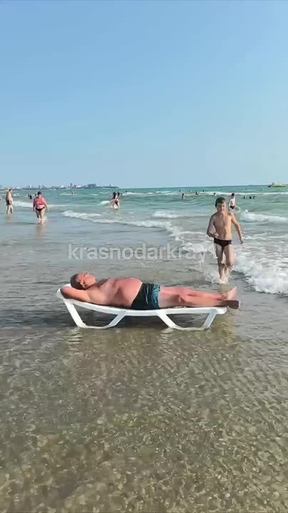 Ласково жмурится солнце золотое
