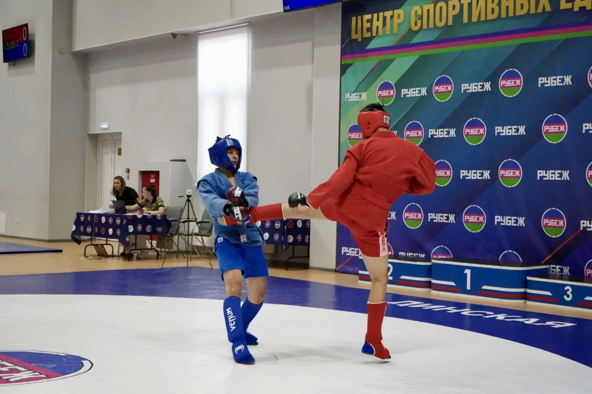 На ковре - чемпионы. В Центре спортивных единоборств «Рубеж» с небывалым накалом страстей прошло первенство Краснодарского края по боевому самбо среди юношей 16–18 лет! Атмосфера искрила от напряжения - каждый бросок, каждый... На ковре - чемпионы. В Центре спортивных единоборств «Рубеж» с небывалым накалом страстей прошло первенство Краснодарского края по боевому самбо среди юношей 16–18 лет! Атмосфера искрила от напряжения - каждый бросок, каждый...