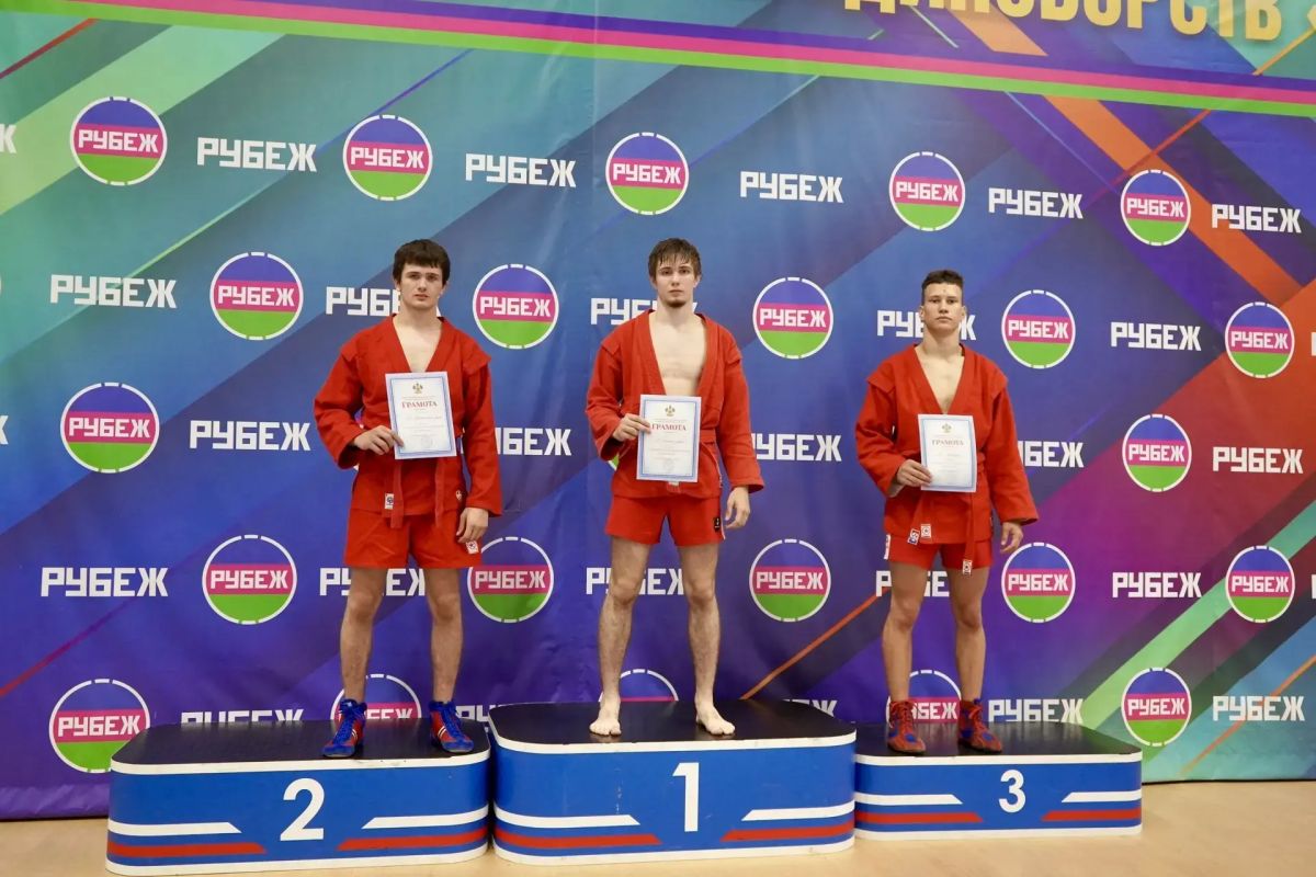На ковре - чемпионы. В Центре спортивных единоборств «Рубеж» с небывалым накалом страстей прошло первенство Краснодарского края по боевому самбо среди юношей 16–18 лет! Атмосфера искрила от напряжения - каждый бросок, каждый... На ковре - чемпионы. В Центре спортивных единоборств «Рубеж» с небывалым накалом страстей прошло первенство Краснодарского края по боевому самбо среди юношей 16–18 лет! Атмосфера искрила от напряжения - каждый бросок, каждый...