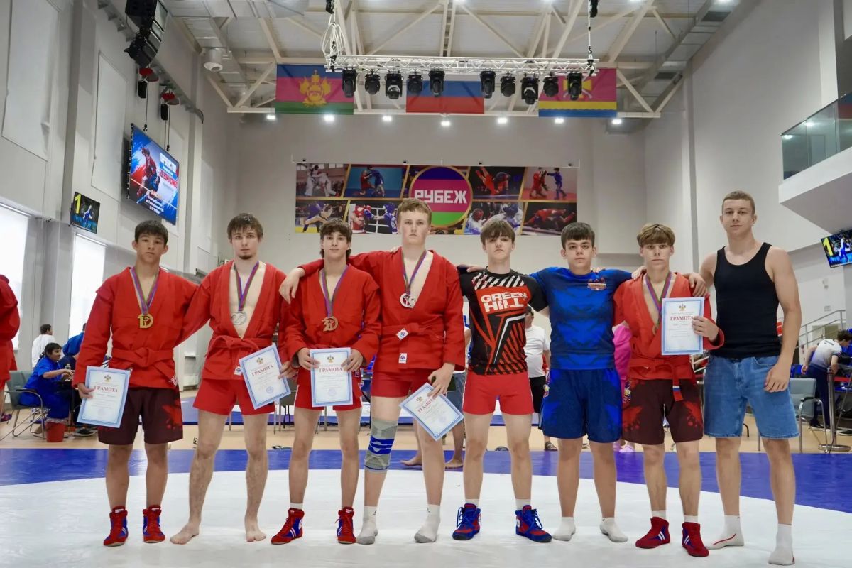 На ковре - чемпионы. В Центре спортивных единоборств «Рубеж» с небывалым накалом страстей прошло первенство Краснодарского края по боевому самбо среди юношей 16–18 лет! Атмосфера искрила от напряжения - каждый бросок, каждый... На ковре - чемпионы. В Центре спортивных единоборств «Рубеж» с небывалым накалом страстей прошло первенство Краснодарского края по боевому самбо среди юношей 16–18 лет! Атмосфера искрила от напряжения - каждый бросок, каждый...