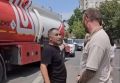 Новороссийцы устали от дефицита топлива и решили заблокировать бензовоз, который приехал на АЗС