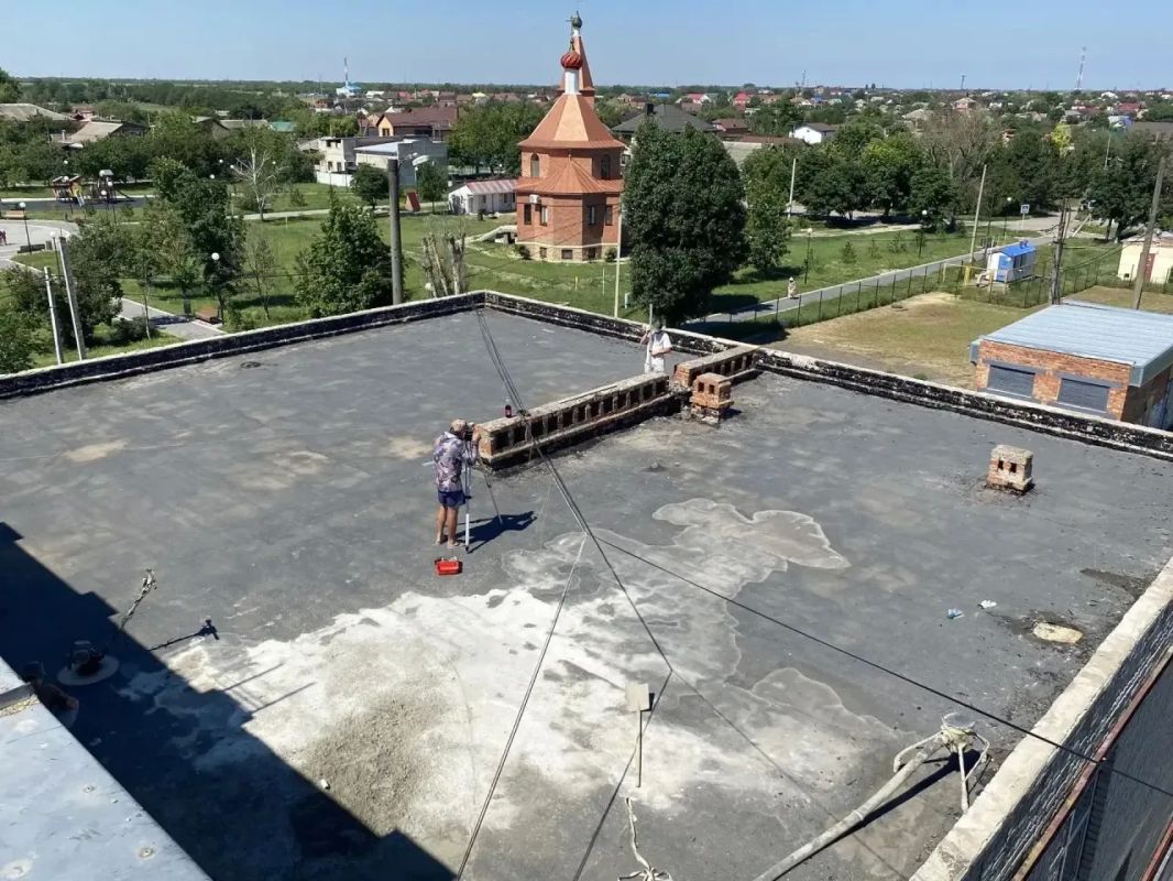 В школе № 15 г. Ейска ремонтируют кровлю В школе № 15 г. Ейска ремонтируют кровлю