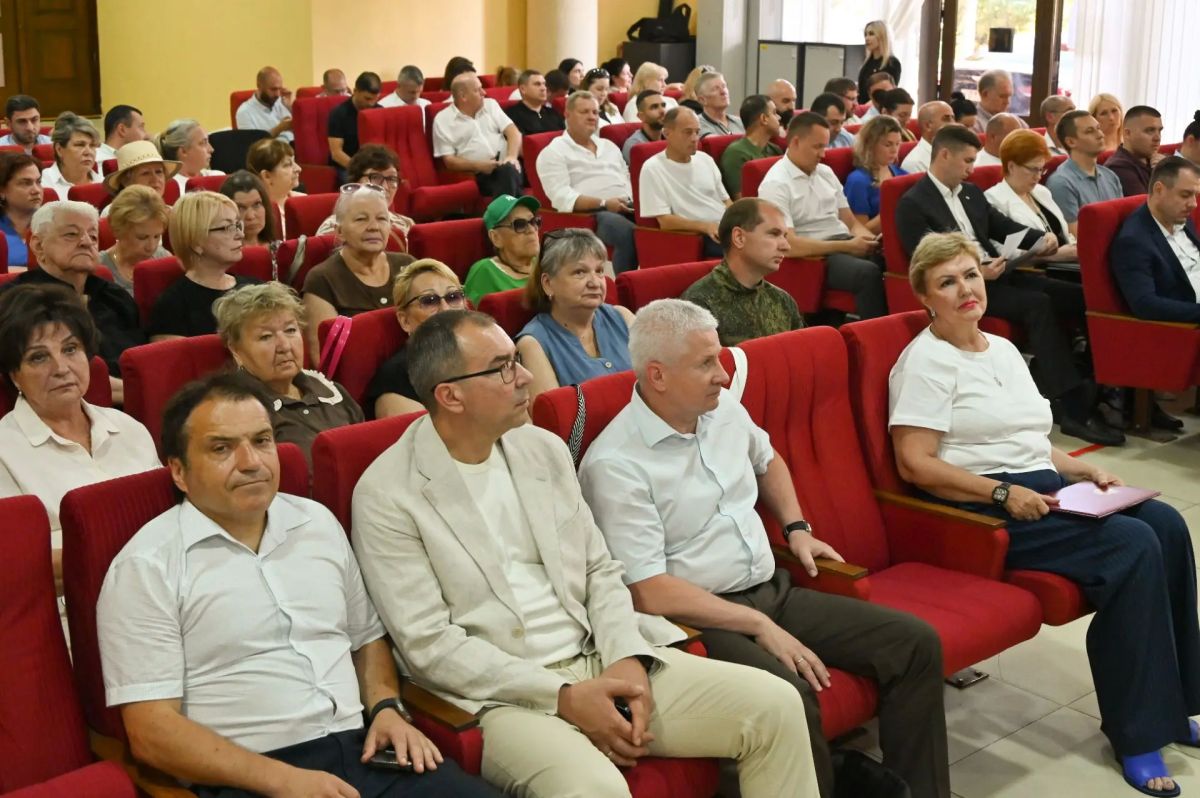 На встрече с жителями микрорайона «Светлана» глава города Сочи Андрей Прошунин обсудил вопросы благоустройства жилых территорий и досуговой деятельности молодежи На встрече с жителями микрорайона «Светлана» глава города Сочи Андрей Прошунин обсудил вопросы благоустройства жилых территорий и досуговой деятельности молодежи