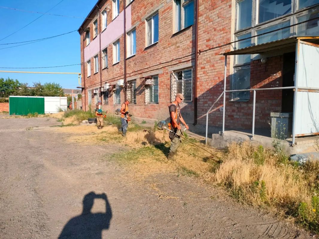 Сегодня с утра работники ООО «Экотранс» на «боевом посту» - борьба с сорной растительностью и санитарным беспорядком продолжается Сегодня с утра работники ООО «Экотранс» на «боевом посту» - борьба с сорной растительностью и санитарным беспорядком продолжается