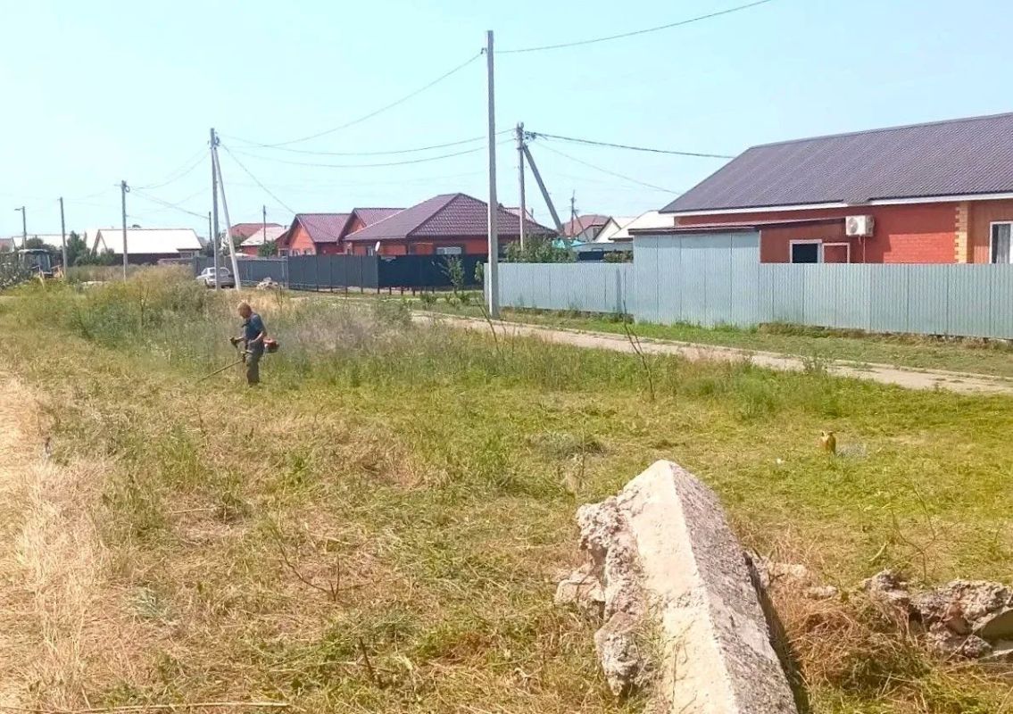 В посёлке Краснофлотском провели покос травы вдоль проезжей части В посёлке Краснофлотском провели покос травы вдоль проезжей части