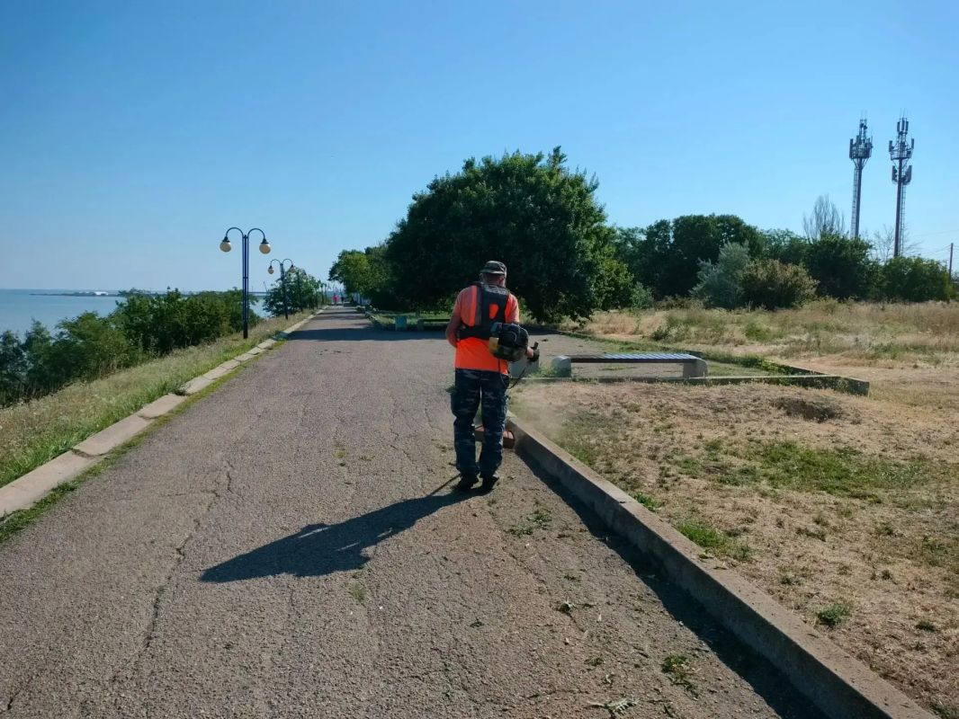 Сегодня с утра работники ООО «Экотранс» на «боевом посту» - борьба с сорной растительностью и санитарным беспорядком продолжается Сегодня с утра работники ООО «Экотранс» на «боевом посту» - борьба с сорной растительностью и санитарным беспорядком продолжается