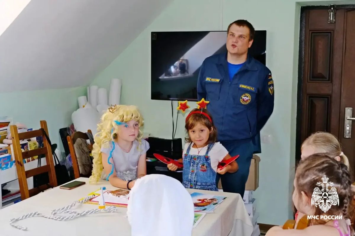 БЕЗОПАСНОСТЬ — ЭТО ВАЖНО!. Лето в разгаре, а это значит — время активного отдыха, походов и купания БЕЗОПАСНОСТЬ — ЭТО ВАЖНО!. Лето в разгаре, а это значит — время активного отдыха, походов и купания