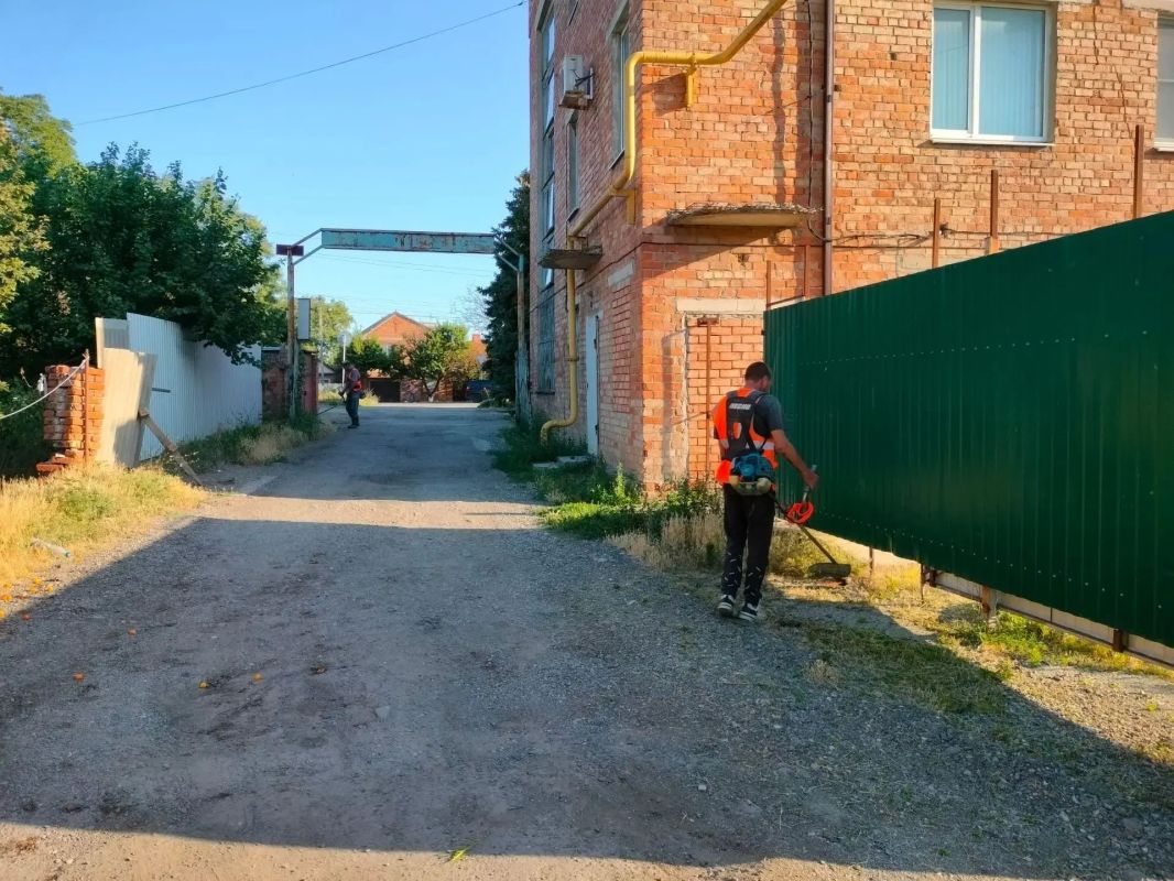 Сегодня с утра работники ООО «Экотранс» на «боевом посту» - борьба с сорной растительностью и санитарным беспорядком продолжается Сегодня с утра работники ООО «Экотранс» на «боевом посту» - борьба с сорной растительностью и санитарным беспорядком продолжается