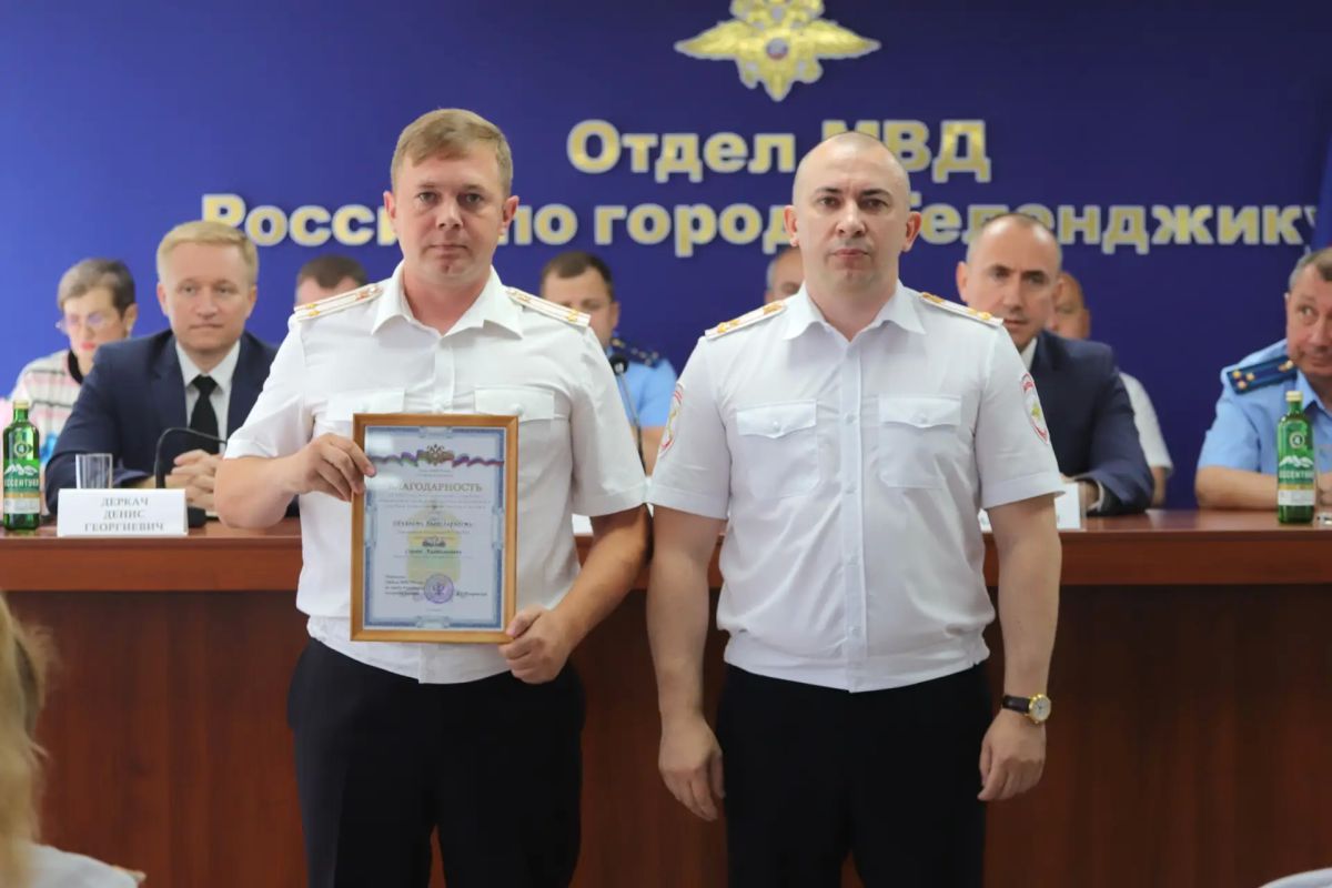 Сотрудники полиции получили награды за добросовестную службу Сотрудники полиции получили награды за добросовестную службу
