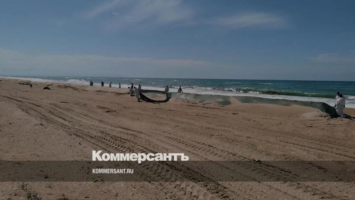 В Темрюкском районе пляжи после выброса нефтепродуктов убирают 150 человек