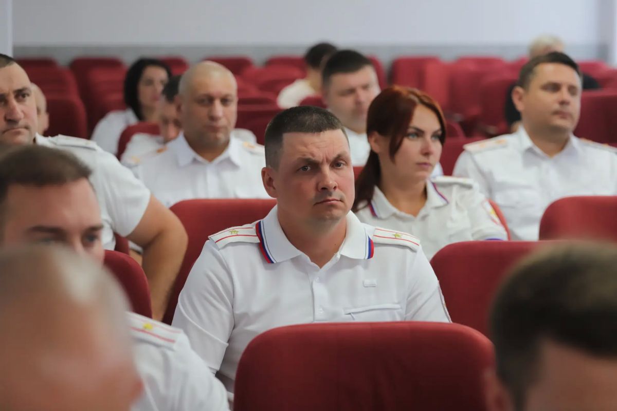 Сотрудники полиции получили награды за добросовестную службу Сотрудники полиции получили награды за добросовестную службу