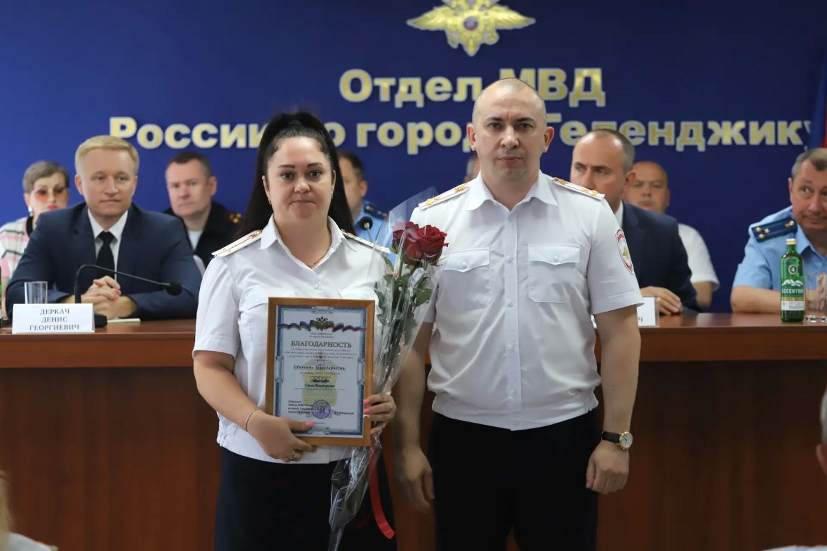 Сотрудники полиции получили награды за добросовестную службу Сотрудники полиции получили награды за добросовестную службу