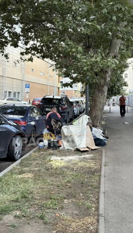 В центре Краснодара на тротуаре живет мужчина В центре Краснодара на тротуаре живет мужчина