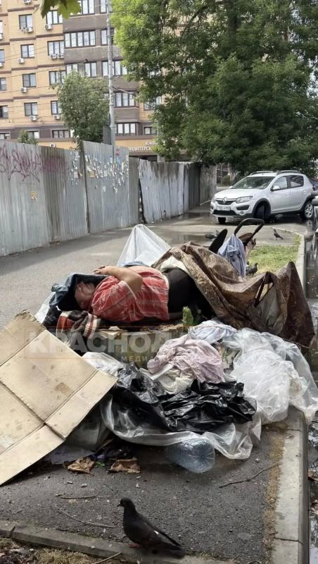 В центре Краснодара на тротуаре живет мужчина В центре Краснодара на тротуаре живет мужчина