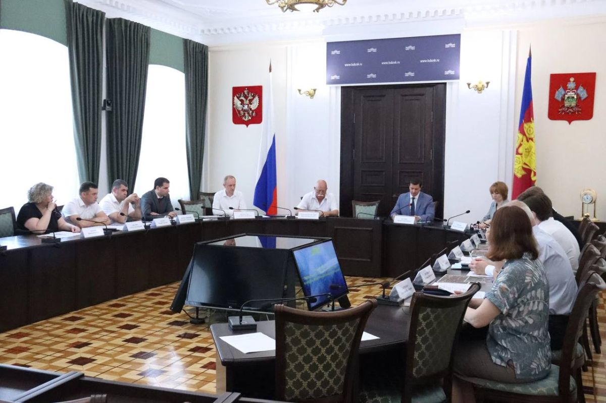 совещании в комитете по вопросам имущественных и земельных отношений детально обсудили перспективы формирования земельного участка для будущего объекта здравоохранения в поселке Лазурный Краснодара