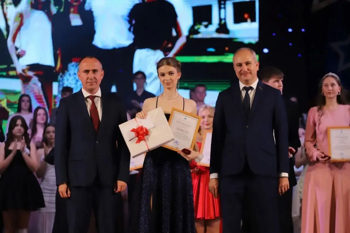 200 баллов за два экзамена: выпускница из Геленджика пересдала ЕГЭ и получила максимум