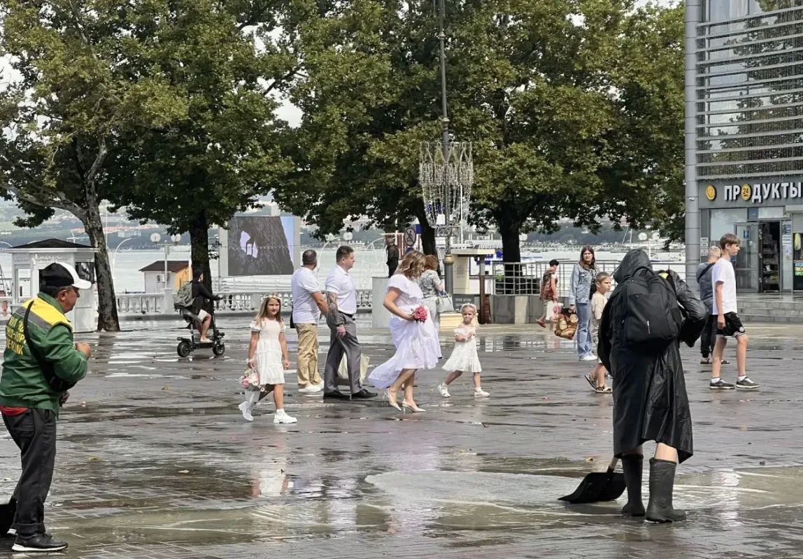 Мощный ливень прошел в Геленджике: коммунальщики устраняют последствия Мощный ливень прошел в Геленджике: коммунальщики устраняют последствия