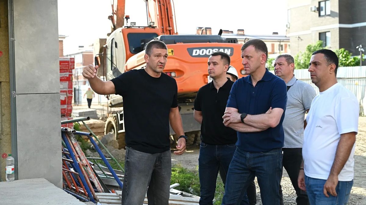 Евгений Наумов проверил ход строительства школы на 1550 мест на улице Григория Пономаренко Евгений Наумов проверил ход строительства школы на 1550 мест на улице Григория Пономаренко