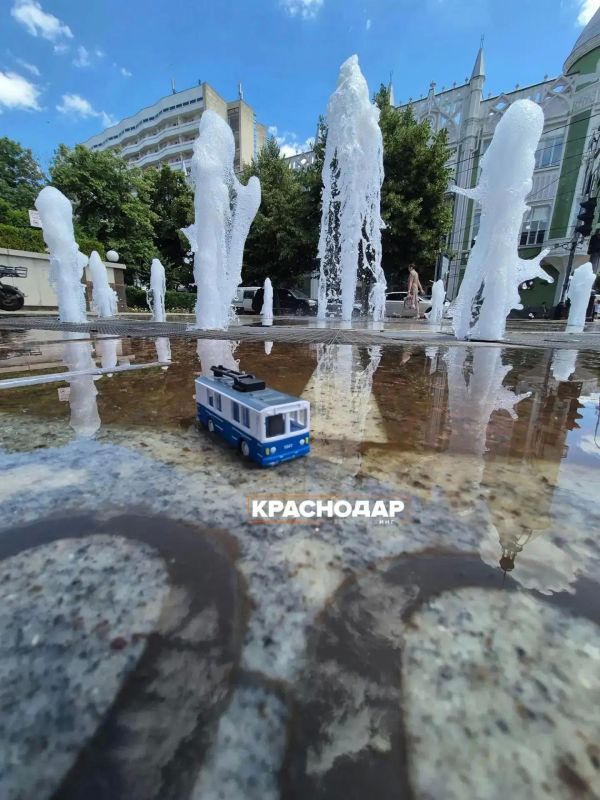 Троллейбус выехал на Александровский бульвар! Троллейбус выехал на Александровский бульвар!