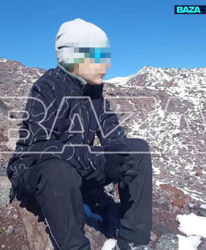На Эльбрусе спасатели к вечеру доберутся до 40-летнего Романа из Ставрополя и его погибшего 11-летнего сына