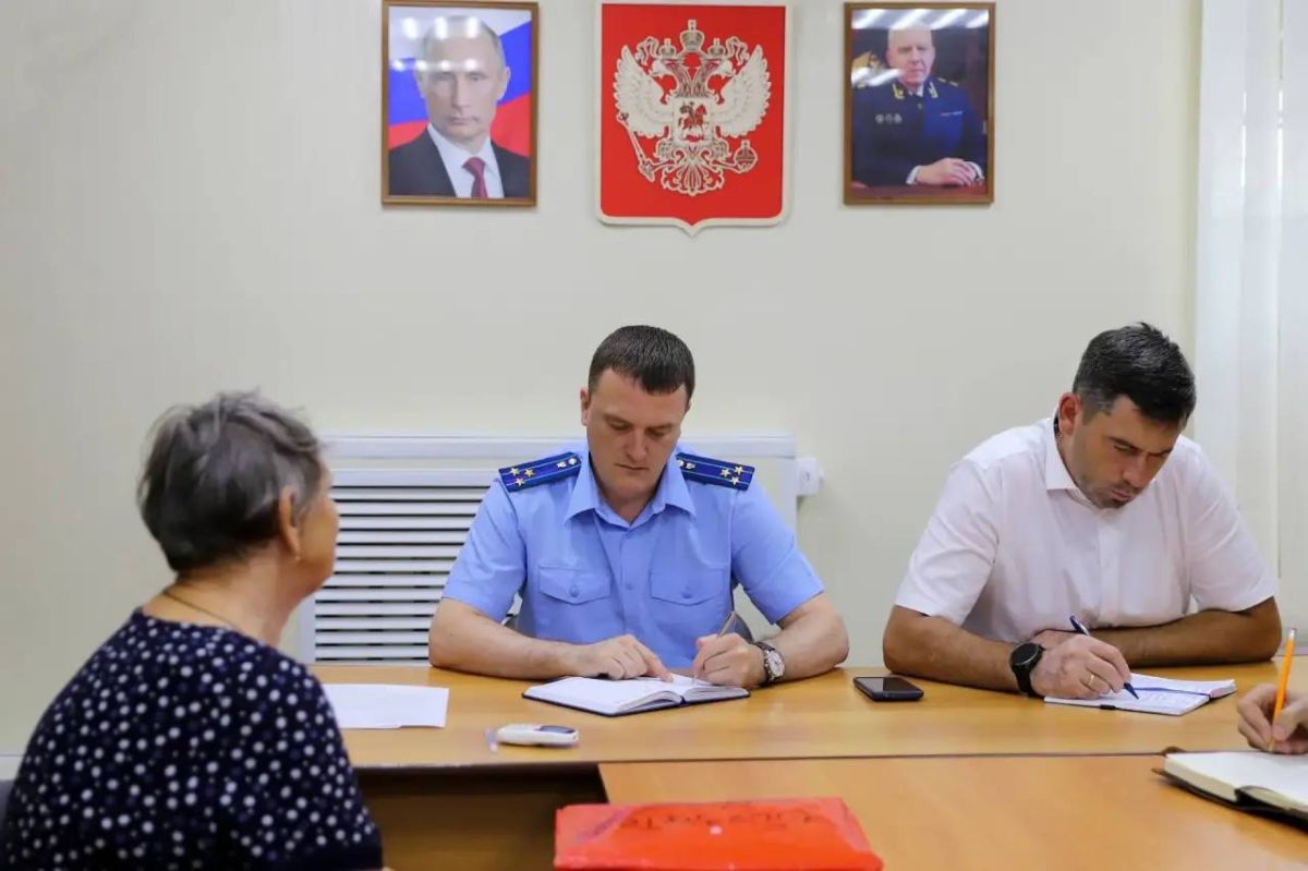 Прокурором Усть-Лабинского района Алексеем Рыжковым совместно с главой района Станиславом Гайнюченко, представителями Фонда «Защитники Отечества», государственных органов проведен очередной прием военнослужащих и членов их... Прокурором Усть-Лабинского района Алексеем Рыжковым совместно с главой района Станиславом Гайнюченко, представителями Фонда «Защитники Отечества», государственных органов проведен очередной прием военнослужащих и членов их...