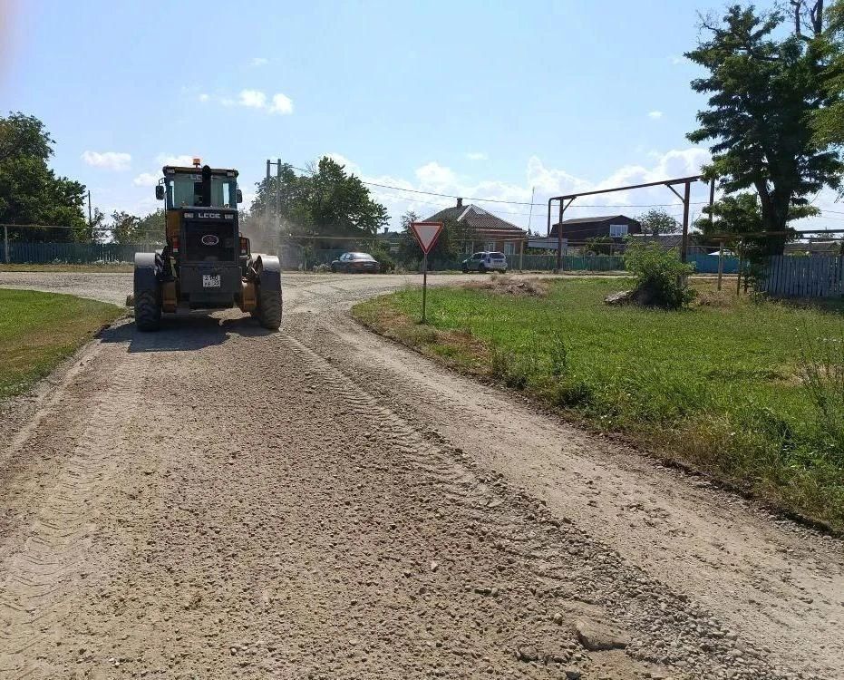 Завершены работы по грейдированию дорог в посёлках Мирный и Моревка